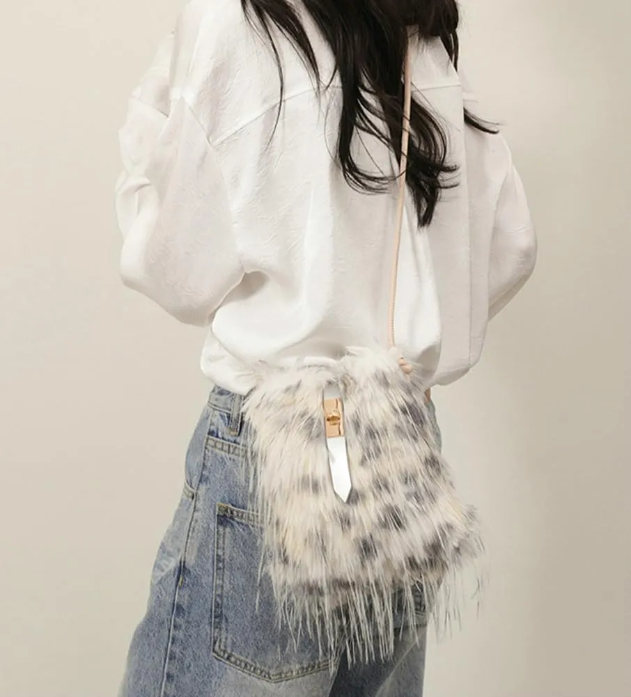 Faux Fur Crossbody Bags for Women Fashion Clutch Purses for Evening Party Slouchy Handbag Y2k Purse Phone Bag with Buckle