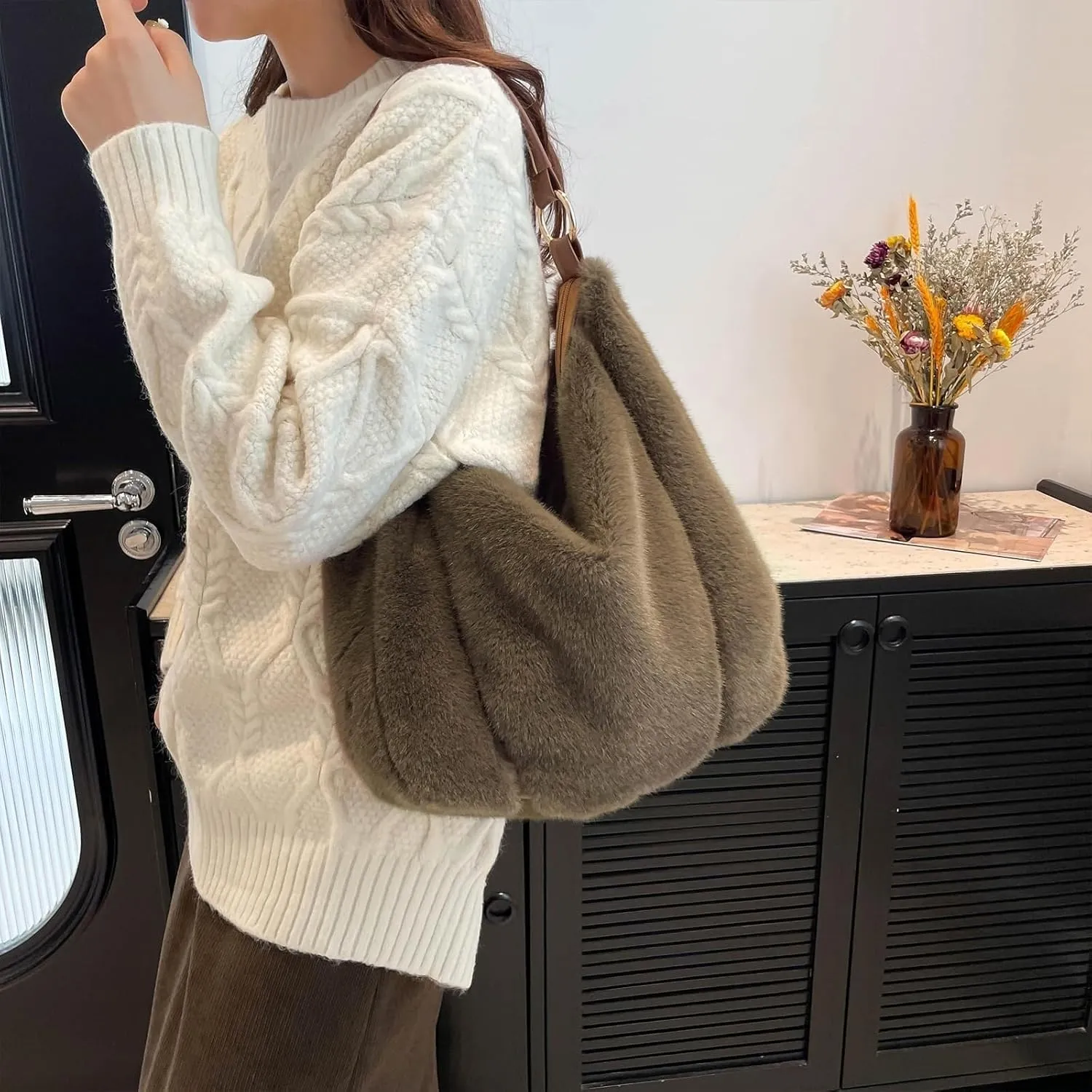 Fluffy Tote Bag, Winter Fuzzy Purses for Women Faux Fur Bag Soft Furry Shoulder Bag