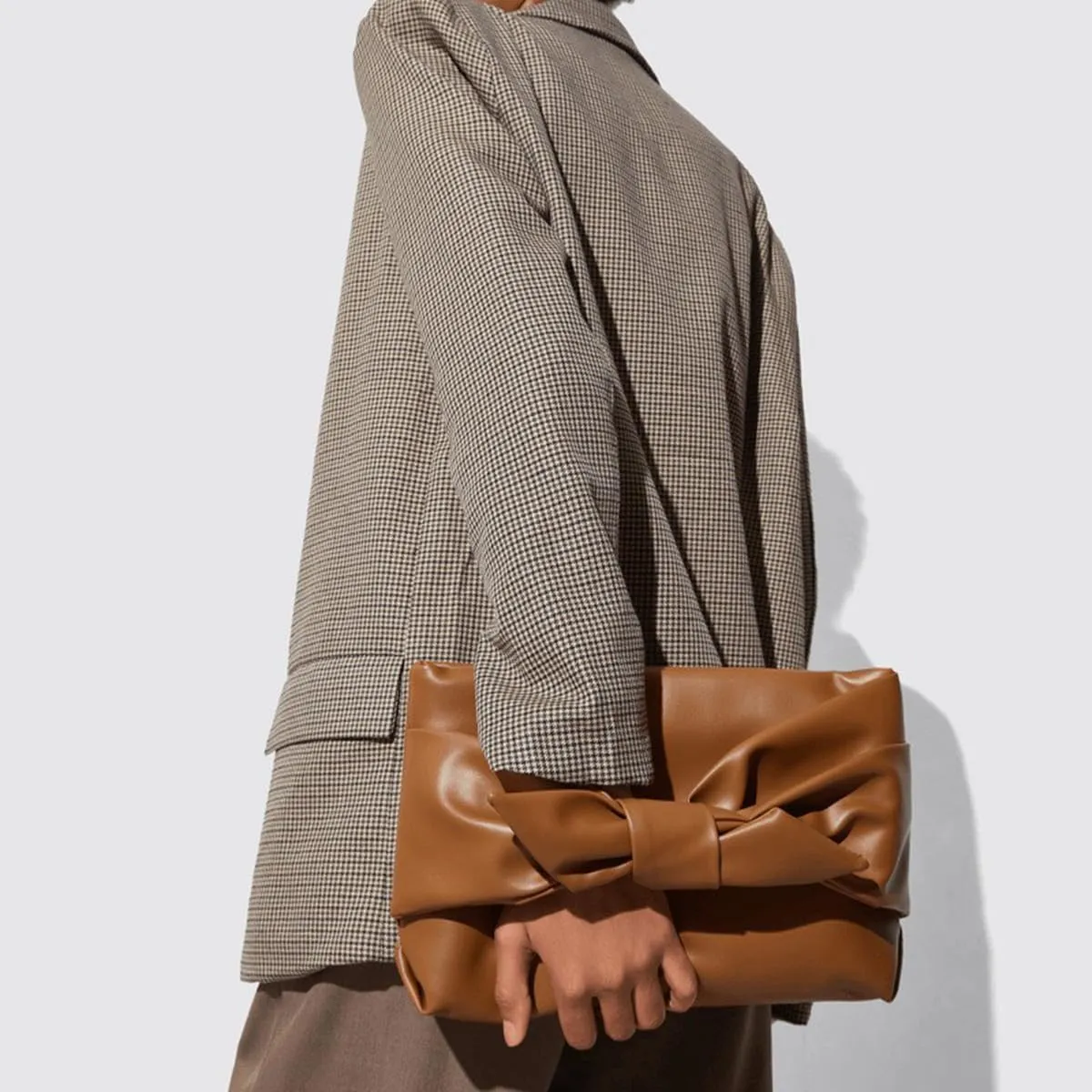 PU Leather Bow Clutch Handbag Brown Purse for Women Zipper Soft Underarm Bag Wristlet Purse Large Capacity Lightweight
